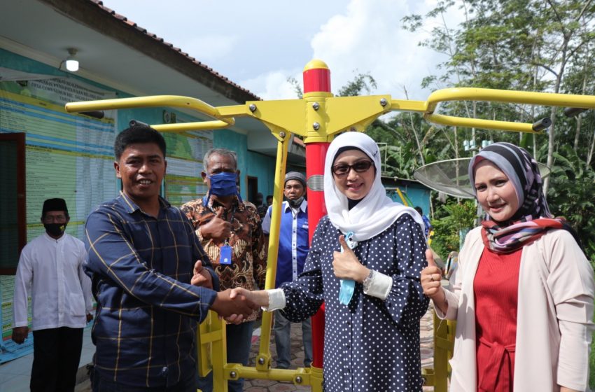  Desy Meninjau Bantuan Fasilitas Sarana Olahraga Di Desa Curug Luhur