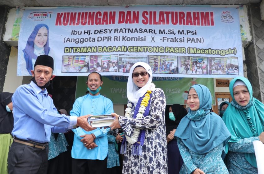  Desy Menyerahkan Bantuan Buku Bacaan Kepada Komunitas Baca Langensari (KOBARI) dan Taman Baca Masyarakat Gentong Pasir