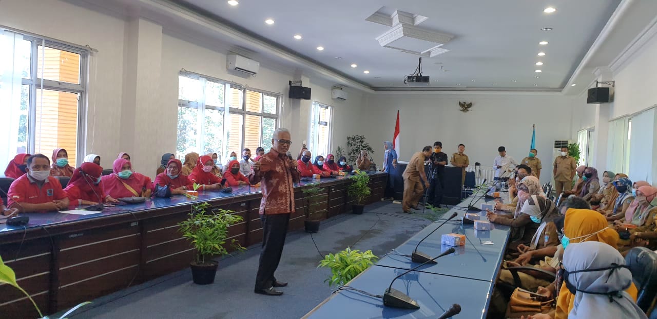 Guspardi Gaus, Anggota DPR RI F-PAN saat audiensi bersama guru honorer K2 dan tenaga honorer tekhnis di Kab. Pasaman Barat