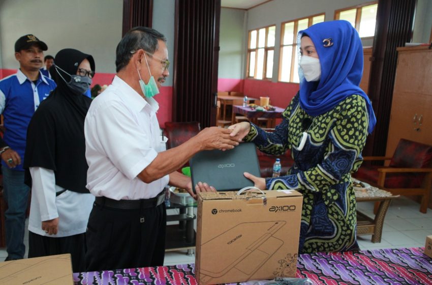  Desy Ratnasari Serahkan Bantuan TIK Kepada SDN 2 Ciambar dan SDN Awilega Ciambar Sukabumi