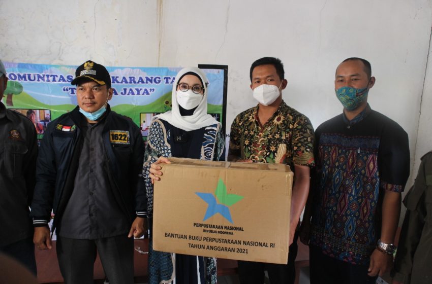  Desy Menyerahkan Bantuan Buku Ke Perpustakaan Karang Taruna Priangan Jaya Sukabumi