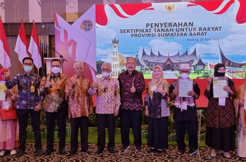  Guspardi Gaus Serahkan Sertifikat Program PTSL Kepada Masyarakat Sumbar