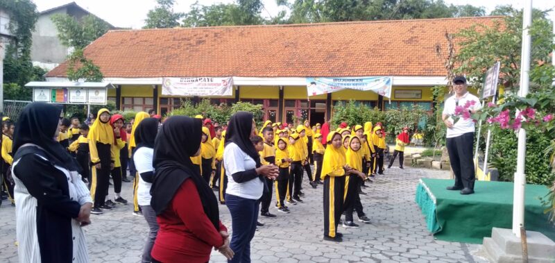  Prof Zainuddin Maliki Senam Bersama Siswa SD di Gresik